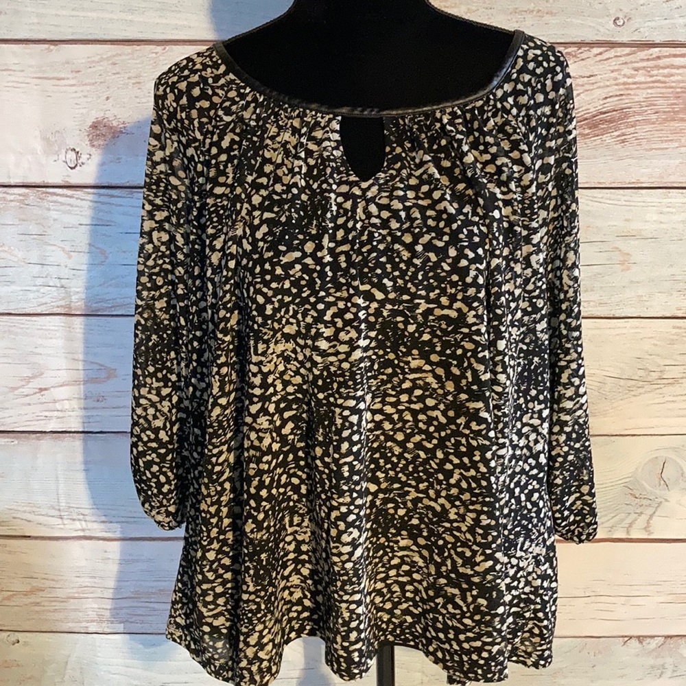 1X Apt 9 layered 3/4 sleeve blouse.  Notch cut out on neck. Very feminin…